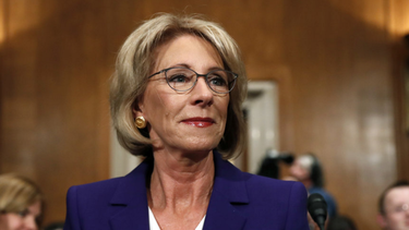 betsy devos confirmada como secretaria de educacion