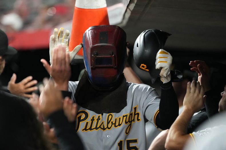 El dominicano Oneil Cruz, de los Piratas de Pittsburgh, se coloca una máscara de soldador para festejar su jonrón ante los Rojos de Cincinnati el martes 31 de marzo de 2026 (AP Foto/Kareem Elgazzar)