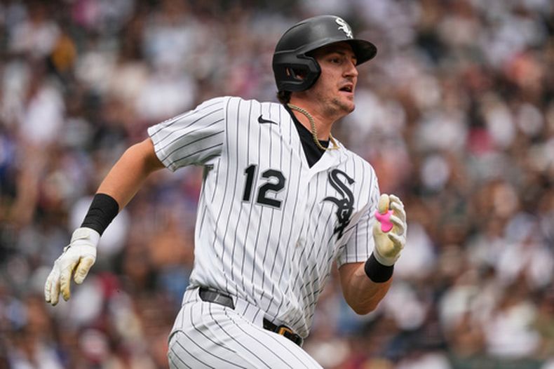 Colson Montgomery, de las Medias Blancas de Chicago, corre tras conectar un doble durante la cuarta entrada de un partido de béisbol contra los Dodgers de Los Ángeles en Chicago, el domingo 14 de junio de 2026. (Foto AP/Nam Y. Huh)