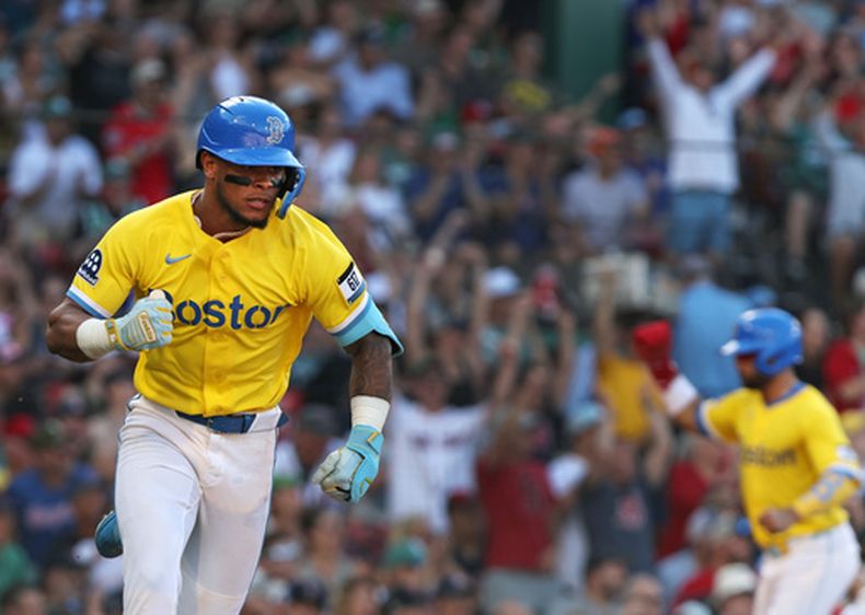 Ceddanne Rafaela, de los Medias Rojas de Boston, celebra con el puño cerrado mientras se enfila a primera base tras batear sencillo productor de dos carreras contra los Rangers de Texas, el sábado 13 de junio de 2026, en Boston. (AP Foto/Jim Davis)