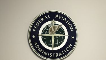 Un letrero de la Administración Federal de Aviación (FAA por sus iniciales en inglés) en la torre de control del Aeropuerto Internacional John F. Kennedy, el 16 de marzo de 2017, en Nueva York. (AP Foto/Seth Wenig, Archivo)