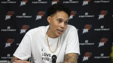 La pívot del Mercury de Phoenix Brittney Griner responde a preguntas en la conferencia de prensa tras el juego ante el Dallas Wings el miércoles 7 de junio del 2023. (AP Foto/Tony Gutierrez)