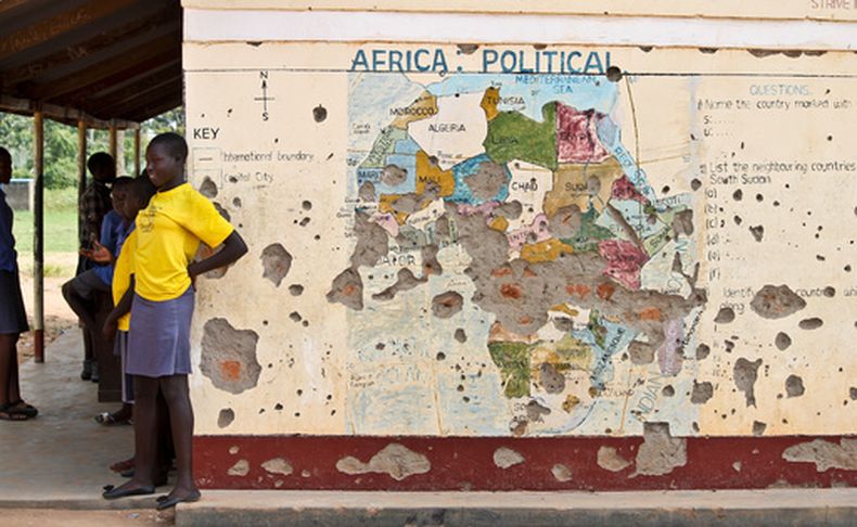 En esta foto tomada el 15 de noviembre de 2016, estudiantes hacen fila frente a un aula con un mapa de África en el muro, en Yei, al sur de Sudán del Sur. (Foto AP/Justin Lynch, archivo)
