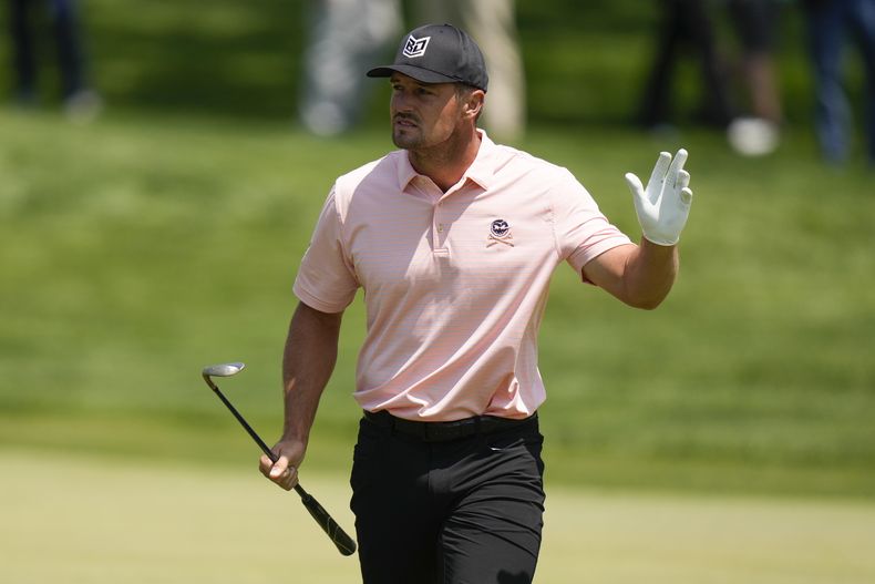 Bryson DeChambeau agradece los aplausos en el hoyo 16 de la primera ronda del Campeonato de la PGA, el jueves 18 de mayo de 2023, en Pittsford, Nueva York (AP Foto/Seth Wenig)