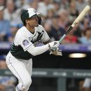Ezequiel Tovar, de los Rockies de Colorado, observa su doble productor de tres cerreras en contra del relevista de los Dodgers de Los Ángeles, Nick Robertson durante la sexta entrada del juego de béisbol, el miércoles 28 de junio de 2023, en Denver. (AP Foto/David Zalubowski)