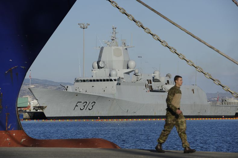 La fragata noruega Helge Ingstad aparece en el puerto de Limasol, Chipre, el s&aacute;bado 14 de diciembre del 2013. Un experto dinamarqu&eacute;s en armas qu&iacute;micas afirm&oacute; ese d&iacute;a que buques daneses y noruegos pueden transportar en co