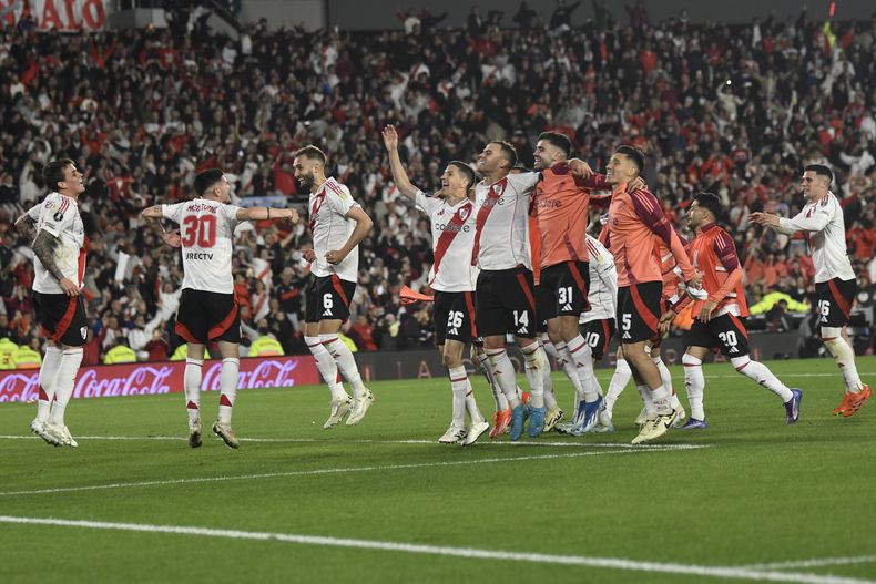 Los jugadores de River Plate de Argentina festejan el triunfo sobre Colo Colo de Chile, durante un partido de la Copa Libertadores en Buenos Aires, el martes 24 de septiembre de 2024 (AP Foto/Gustavo Garello)