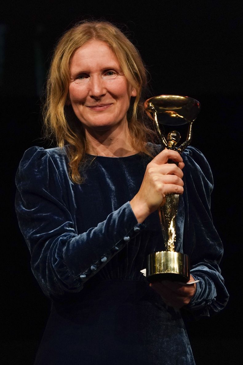Samantha Harvey posa con el trofeo después de ganar el Premio Booker 2024, en Londres, el martes 12 de noviembre de 2024. (Foto AP/Alberto Pezzali)