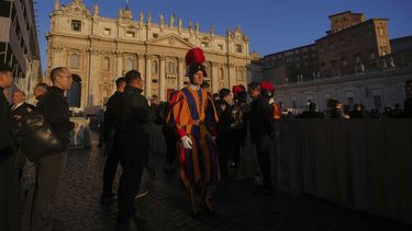 Feligreses y miembros de la Guardia Suiza, en la Plaza de San Pedro del Vaticano antes del inicio del funeral por el difunto papa Francisco, el 26 de abril de 2025. (AP Foto/Alessandra Tarantino)