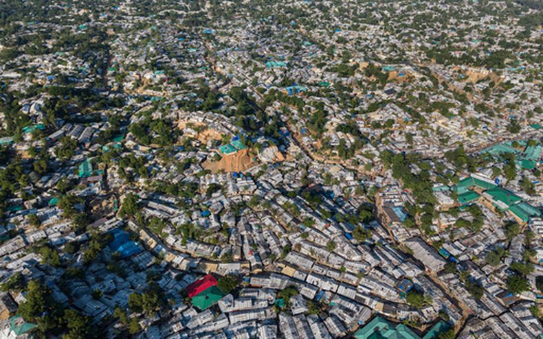 ARCHIVO - Vista aérea de un campo de refugiados rohinya, donde viven más de un millón de personas de la minoría rohinya perseguida en Myanmar, en Coxs Bazar, Bangladesh, el 25 de noviembre de 2025. (AP Foto/Mahmud Hossain Opu, archivo)