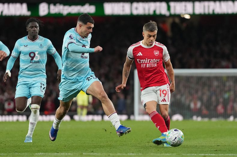 Leandro Trossard de Arsenal pasa el balón ante Zeki Amdouni de Burnley en un partido de la Liga Premier, el lunes 18 de mayo de 2026. (AP Foto/Kirsty Wigglesworth)