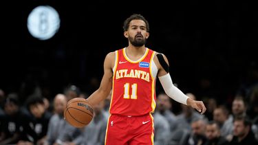 Trae Young, de los Hawks de Atlanta, busca enviar un pase en el duelo del miércoles 29 de octubre de 2025, ante los Nets de Brooklyn (AP Foto/Frank Franklin II)