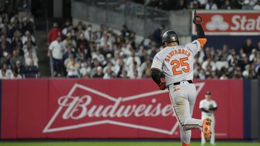 El venezolano Anthony Santander, de los Orioles de Baltimore, recorre las bases tras batear un jonrón ante los Yankees de Nueva York, el martes 24 de septiembre de 2024 (AP Foto/Bryan Woolston)