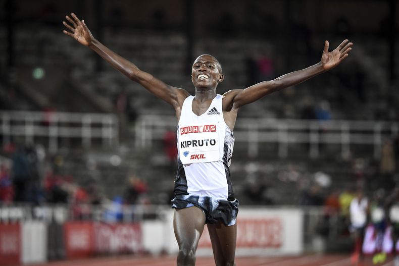 ARCHIVO - El keniano Rhonex Kipruto celebra su victoria en los 10.000 metros masculino en la justa de la Liga Diamante, en Estocolmo, el 30 de mayo de 2019. (Fredrik Sandberg/TT News Agency vía AP)