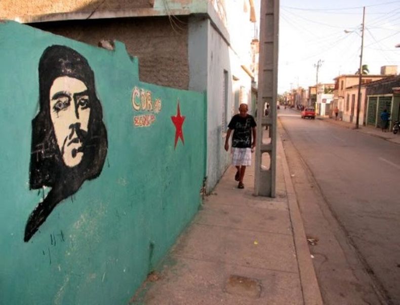 svastica holguin cuba simbolo nazi .jpg