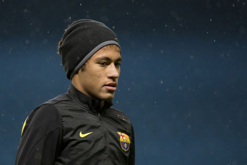 El jugador del Barcelona, Neymar, se entrena antes de un partido contra Manchester City por la Liga de Campeones el lunes, 17 de febrero de 2014, en Manchester, Inglaterra.  (AP Photo/Jon Super)