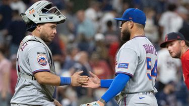 El venezolano Francisco Álvarez felicita al mexicano Daniel Duarte, su compañero de los Mets, tras la victoria sobre los Guardianes de Cleveland, el miércoles 5 de agosto de 2026 (AP foto/Phil Long)