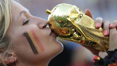 americateve | Una seguidra de B&eacute;lgica besa una imitaci&oacute;n del trofeo del Mundial el jueves, 26 de junio de 2014, en un partido en Sao Paulo. (AP Photo/Felipe Dana)