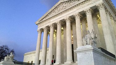 ARCHIVO - La Corte Suprema al atardecer en Washington, 13 de febrero de 2016. (AP foto/Jon Elswick, archivo)