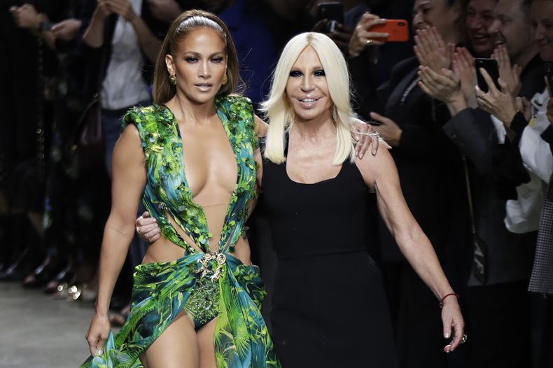 ARCHIVO - La actriz y cantante Jennifer Lopez y la diseñadora Donatella Versace al final del desfile de Versace en Milán, Italia, el viernes 20 de septiembre de 2019. (AP Foto/Luca Bruno, Archivo)