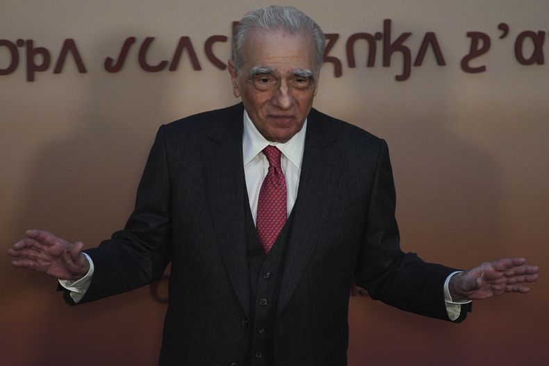 El director y productor Martin Scorsese gesticula durante la alfombra roja de su película Killers of the Flower Moon, en la Ciudad de México, el 11 de octubre de 2023. (Foto AP /Marco Ugarte) (AP Photo/Marco Ugarte)