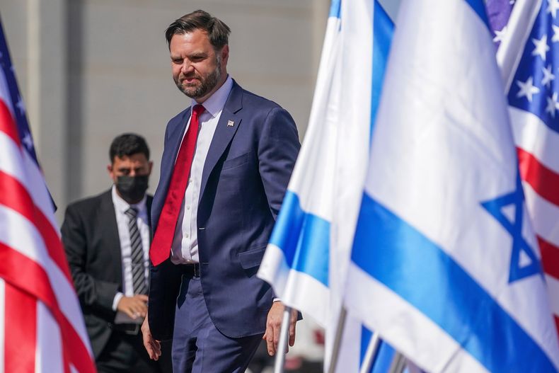 El vicepresidente de Estados Unidos, JD Vance, llega al aeropuerto Ben Gurion en Tel Aviv, Israel, el martes 21 de octubre de 2025. (Nathan Howard/Pool Foto via AP)