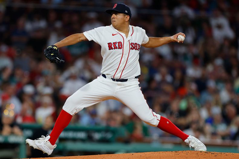 El venezolano Ranger Suárez, de los Medias Rojas de Boston, lanza en el juego ante los Diamondbacks de Arizona, el martes 18 de agosto de 2026 (AP Foto/CJ Gunther)