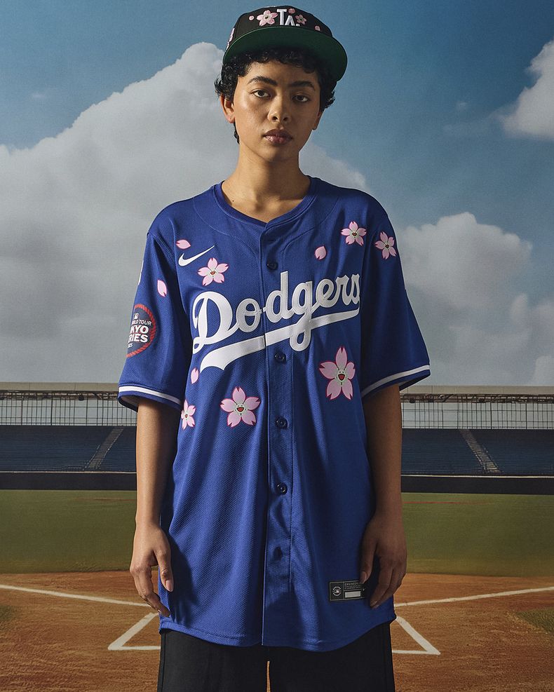 Imagen dadas por Complex, modelo porta camiseta conmemorativa de la colección The Takashi Murakami x MLB Tokyo para la serie entre Dodgers y Cachorros y que fue anunciada el jueves 27 de febrero del 2025. (Complex via AP)