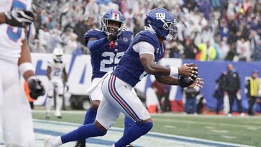 El safety de los Giants de Nueva York, Jevon Holland (a la derecha), celebra su intercepción durante la segunda mitad de un partido de la NFL contra los Titans de Tennessee en East Rutherford, Nueva Jersey, el domingo 27 de septiembre de 2026. (Foto AP/Adam Hunger)