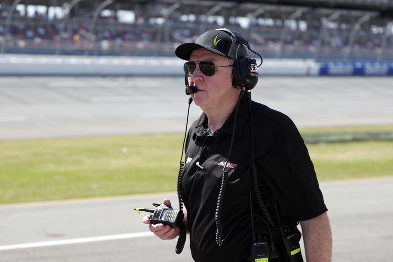 ARCHIVO - En foto del 23 de abril del 2022, Larry McReynolds, jefe del piloto Jeffrey Earnhardt de la NASCAR Xfinity Series caminoa en el pits antes del Ag-Pro 300 en Talladega Superspeedway. (AP Foto/ Butch Dill, Archivo)