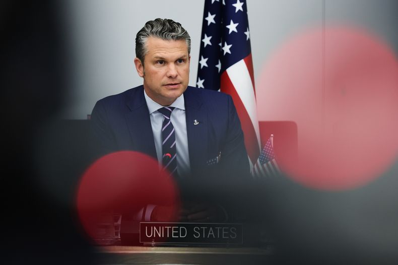 El secretario de Defensa de Estados Unidos, Pete Hegseth, habla en una reunión del Grupo de Contacto para la Defensa de Ucrania en la sede de la OTAN, en Bruselas, el miércoles 15 de octubre de 2025. (AP Foto/Omar Havana)