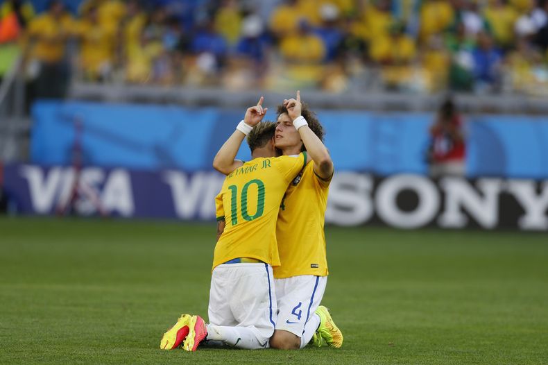 Los jugadores de la selecci&oacute;n de Brasil, Neymar, izquierda, y David Luiz, se abrazan tras superar a Chile en los octavos de final del Mundial el s&aacute;bado, 28 de junio de 2014, en Belo Horizonte, Brasil. (AP Photo/Frank Augstein)