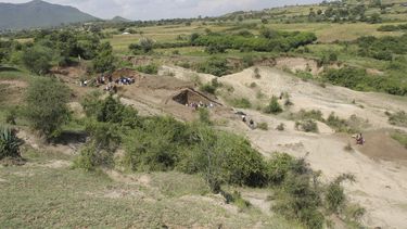 Esta fotografía proporcionada por el Proyecto de Paleoantropología de la Península de Homa muestra el sitio de la excavación Nyayanga, en julio de 2025, en Kenia. (T.W. Plummer/Proyecto de Paleoantropología de la Península de Homa vía AP)