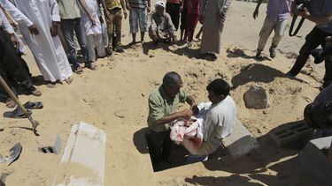 americateve | Familiares de Abdallah Abu Ghazal, de cuatro a&ntilde;os, acuden a su funeral en Beit Lahiya, en el norte de la Franja de Gaza, el jueves 10 de julio de 2014. (Foto AP/Adel Hana)