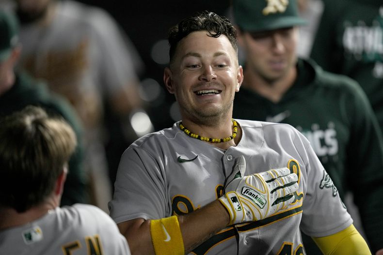 Ryan Noda, de los Atléticos de Oakland, festeja en la cueva luego de conseguir un jonrón en el encuentro del viernes 25 de agosto de 2023, ante los Medias Blancas de Chicago (AP Foto/Charles Rex Arbogast)