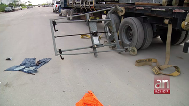 un trabajador resulto herido este viernes tras caerle sobre su cuerpo la carga de un camion en hialeah