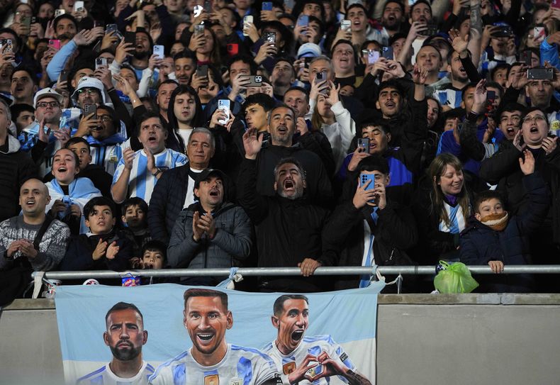 Hinchas de Argentina alientan a la selección antes de un partido de la eliminatoria mundialista ante Ecuador, el jueves 7 de septiembre de 2023, en Buenos Aires (AP Foto/Natacha Pisarenko)