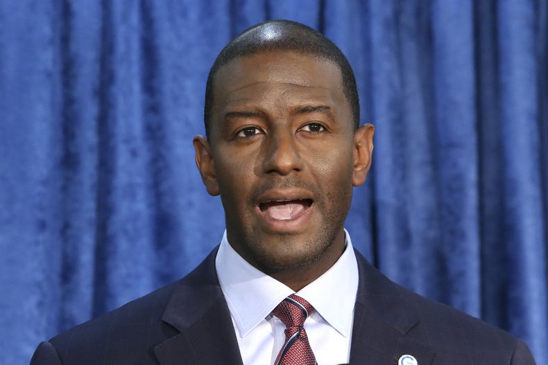 ARCHIVO - Andrew Gillum, candidato demócrata para la gubernatura de Florida, habla en conferencia de prensa en Tallahassee, Florida, el 10 de noviembre de 2018. (AP Foto/Steve Cannon, archivo)