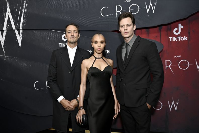 Rupert Sanders, de izquierda a derecha, FKA twigs y Bill Skarsgard asisten al estreno mundial de The Crow en Village East by Angelika el martes 20 de agosto de 2024 en Nueva York. (Photo by Evan Agostini/Invision/AP)