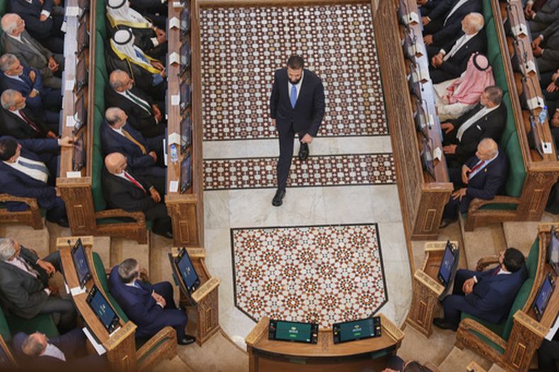 El presidente sirio Ahmad al-Sharaa en la sede de la Asamblea Popular, en Damasco, el 12 de julio del 2026. (AP foto/Ghaith Alsayed)
