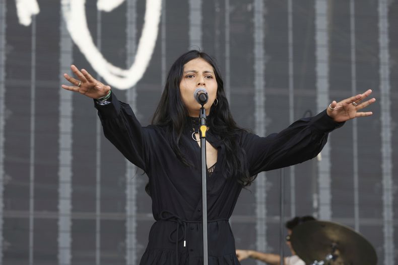 Luisa Almaguer durante su presentación en el festival AXE Ceremonia en el Parque Bicentenario en la Ciudad de México el sábado 5 de abril de 2025. (Foto AP/Ginnette Riquelme)