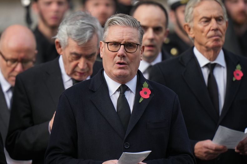 El primer ministro británico Keir Starmer asiste a la ceremonia religiosa del Domingo del Recuerdo en el Cenotafio, el domingo 9 de noviembre de 2025, en Londres. (AP Foto/Alastair Grant, foto compartida)