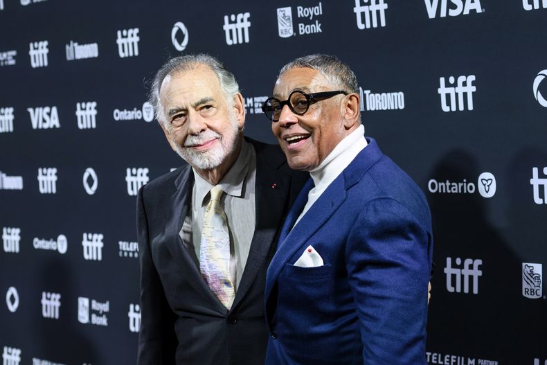 El director Francis Ford Coppola y Giancarlo Esposito asisten al estreno de Megalópolis en el Festival Internacional de Cine de Toronto 2024, en Toronto el lunes 9 de septiembre de 2024. (Christopher Katsarov/The Canadian Press vía AP)