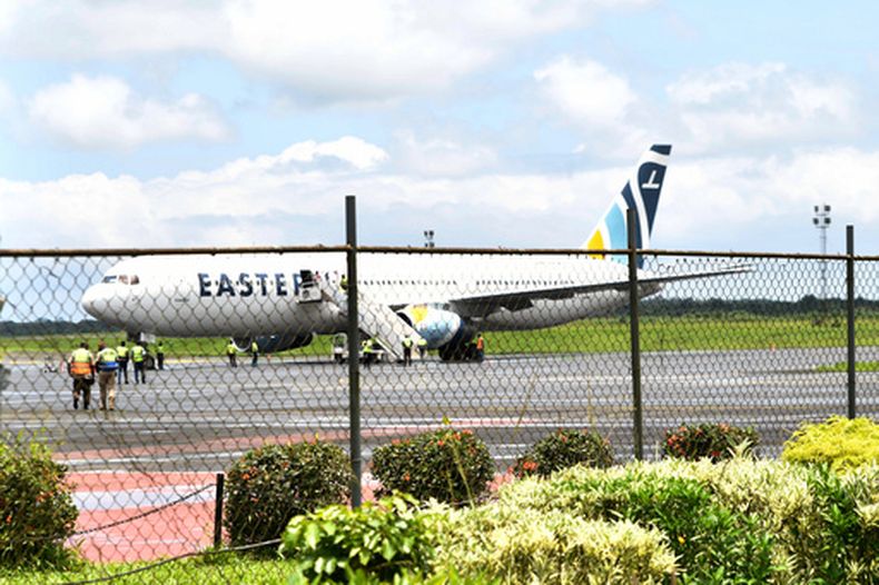 Un avión que transporta a personas deportadas de Estados Unidos llega al Aeropuerto Internacional Roberts en las afueras de Monrovia, Liberia, el jueves 20 de agosto de 2026. (AP Foto/Alexander Wiaplah)