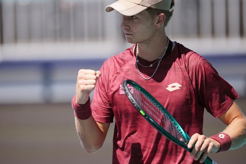 Martín Landaluce celebra tras anotarse un punto contra Sebastian Korda en los octavos de final del Abierto de Miami, el martes 24 de marzo de 2026, en Miami Gardens, Florida. (AP Foto/Jim Rassol)