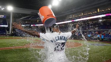 Alcántara lanza juego completo; Marlins vencen a Rojos