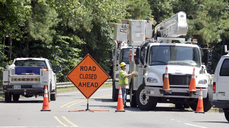 Cuadrillas de trabajadores tratan de reparar cables eléctricos tras las tormentas en Chapel Hill, Carolina del Norte, el 7 de julio del 2025. (AP foto/Chris Seward)