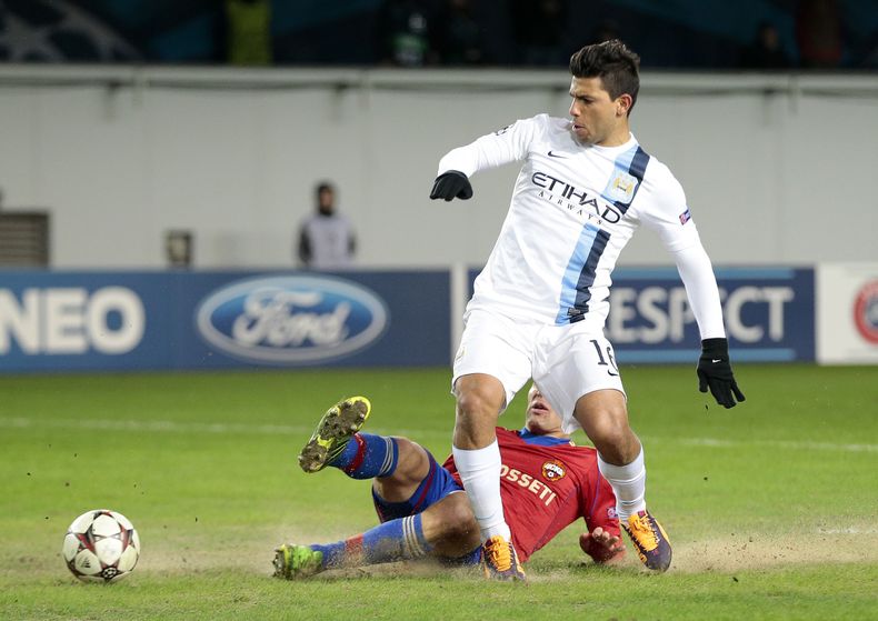 El argentino Sergio Aguero, del Manchester City, se lleva el bal&oacute;n para anotar durante un partido del Grupo D de la Liga de Campeones contra el CSKA Mosc&uacute;, en el estadio Arena Khimki en las afueras de Mosc&uacute;, Rusia, el mi&eacute;rcoles