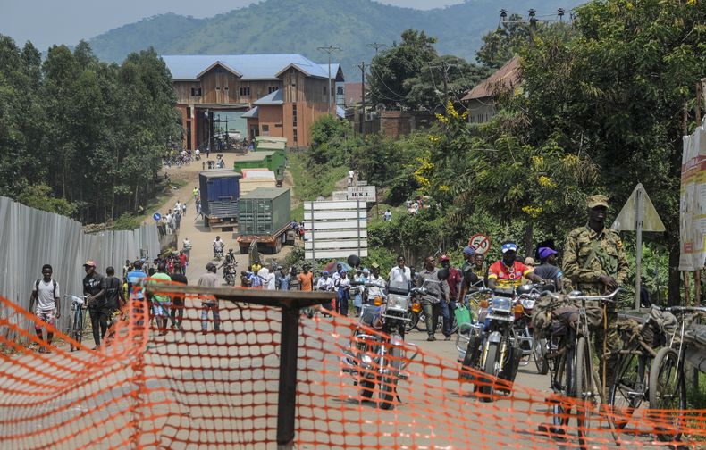 En esta imagen de archivo, varias personas recorren la carretera que lleva al paso fronterizo de Mpondwe hacia República Democrática de Congo, en el oeste de Uganda, el 14 de junio de 2019. (AP Foto/Ronald Kabuubi, archivo)