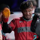 El dominicano Geraldo Perdomo, de los Diamondbacks de Arizona, festeja en la cueva tras anotar ante los Guardianes de Cleveland el viernes 31 de julio de 2026 (AP Foto/Sue Ogrocki)